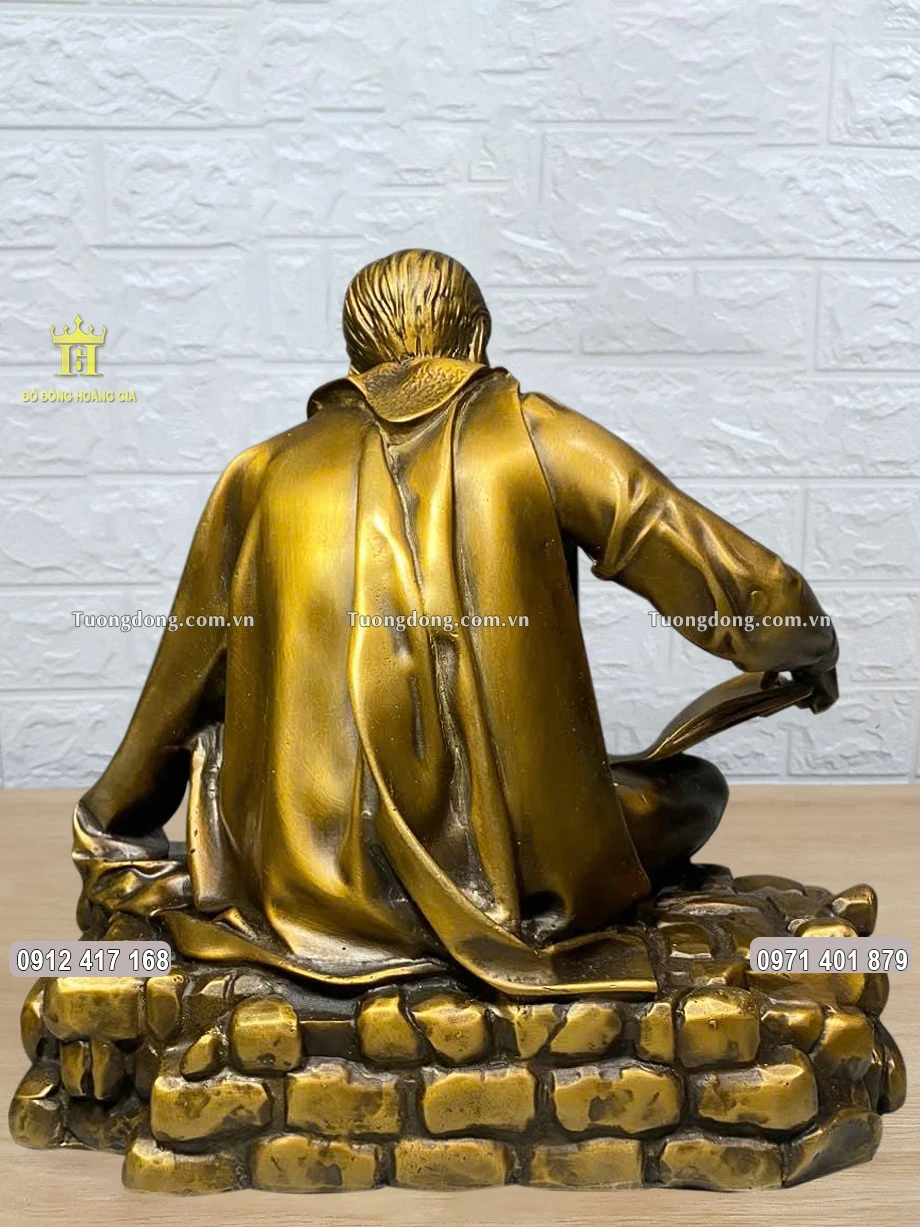 Hình ảnh phía sau của bức tượng đồng